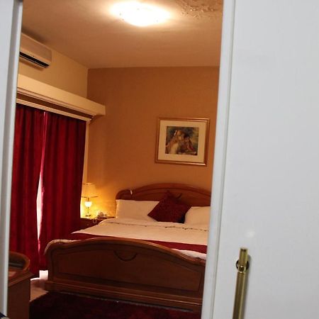 Hotel The Diplomat Beirut Esterno foto